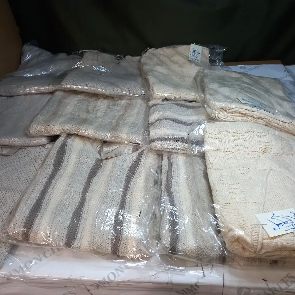 LOT OF APPROX 10 ASSORTED CLOTHING ITEMS IN VARIOUS SIZES