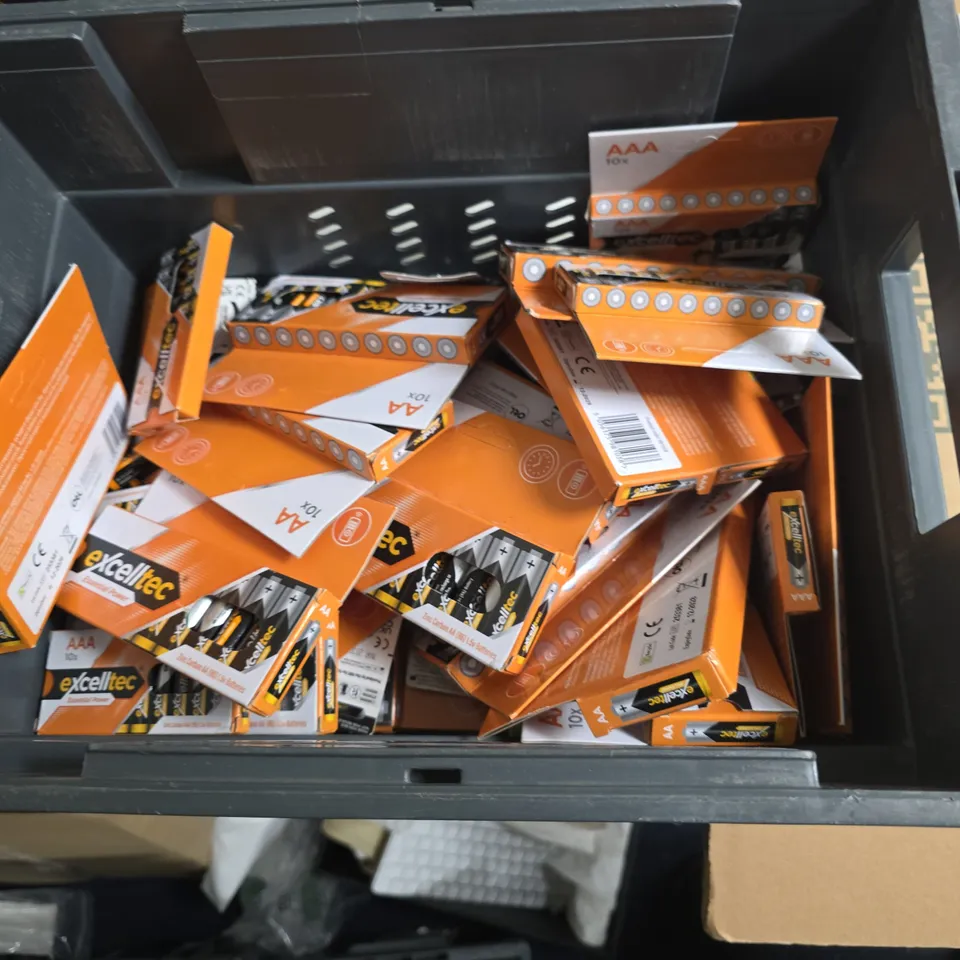 LARGE QUANTITY OF ASSORTED BATTERIES TO INCLUDE DURACELL, EXCELLTEC AND EVERREADY