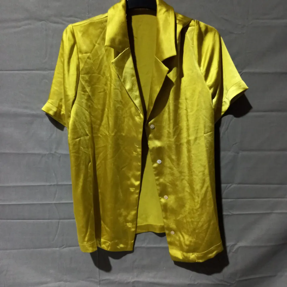 APPROXIMATELY 15 ASSORTED ITEMS OF WOMEN'S CLOTHING TO INCLUDE WYNNE LAYERS SATIN SHIRT SIZE S, JUMPER IN RED XL, JUMPER SIZE L 
