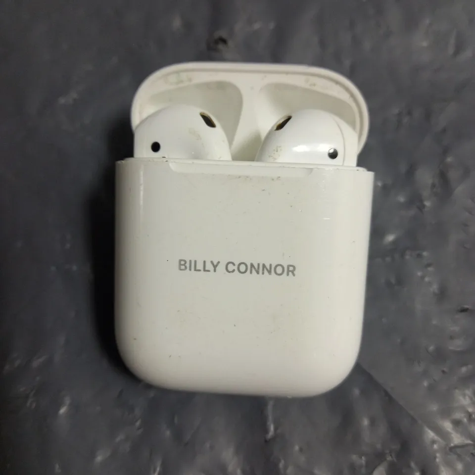 PAIR OF APPLE AIRPODS 2ND GEN IN WHITE