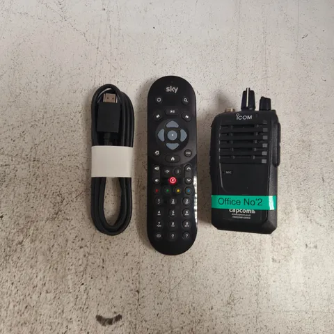 APPROXIMATELY 10 ASSORTED HOUSEHOLD ELECTRICAL ITEMS TO INCLUDE REMOTES, ETC