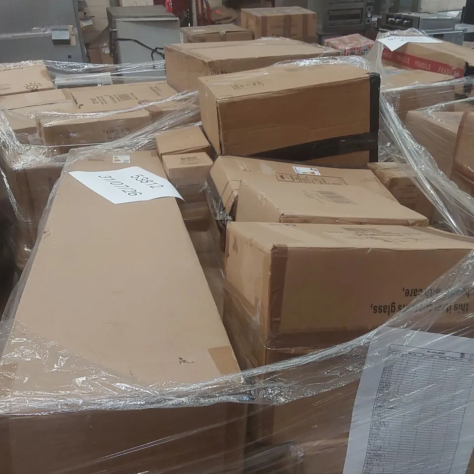 PALLET CONTAINING A VERY LARGE QUANTITY OF ASSORTED DESIGNER LIGHTING PRODUCTS