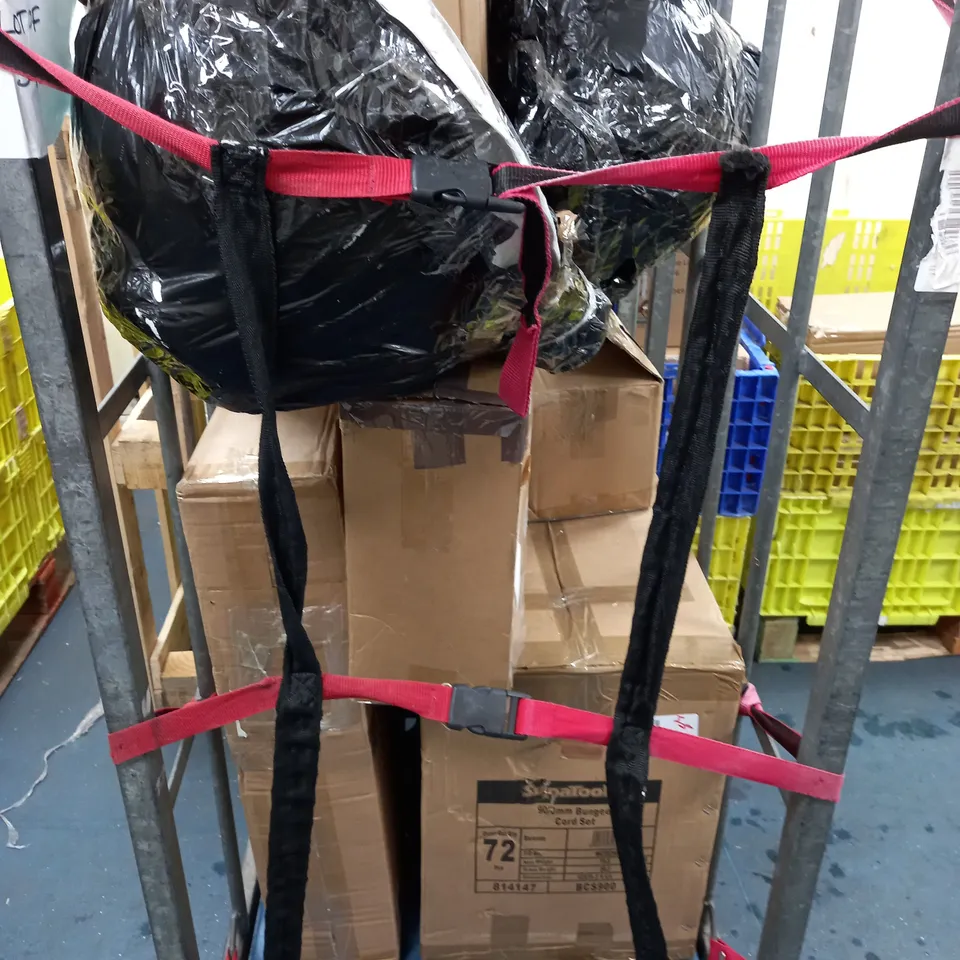 APPROXIMATELY 8 ASSORTED ITEMS TO INCLUDE SOLAR LAMP, PLANT POT, FLORAL SOLAR LIGHTS, ETC - COLLECTION ONLY