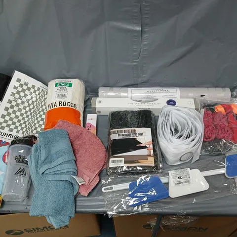 BOX OF APPROXIMATELY 12 ASSORTED ITEMS TO INCLUDE - SINGLE UNDER BLANKET, SILK DEEP FITTED SHEET, AND WALLPAPER ETC. 