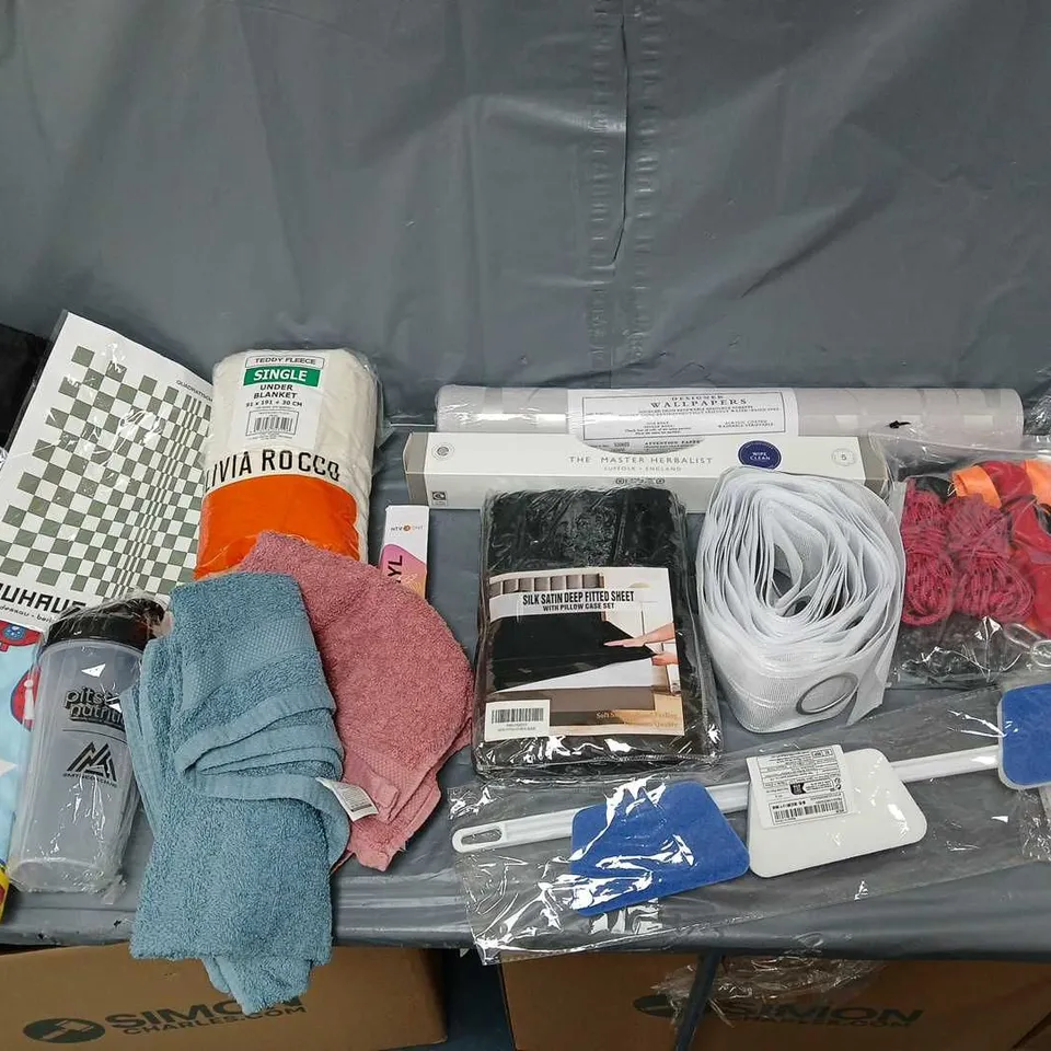 BOX OF APPROXIMATELY 12 ASSORTED ITEMS TO INCLUDE - SINGLE UNDER BLANKET, SILK DEEP FITTED SHEET, AND WALLPAPER ETC. 