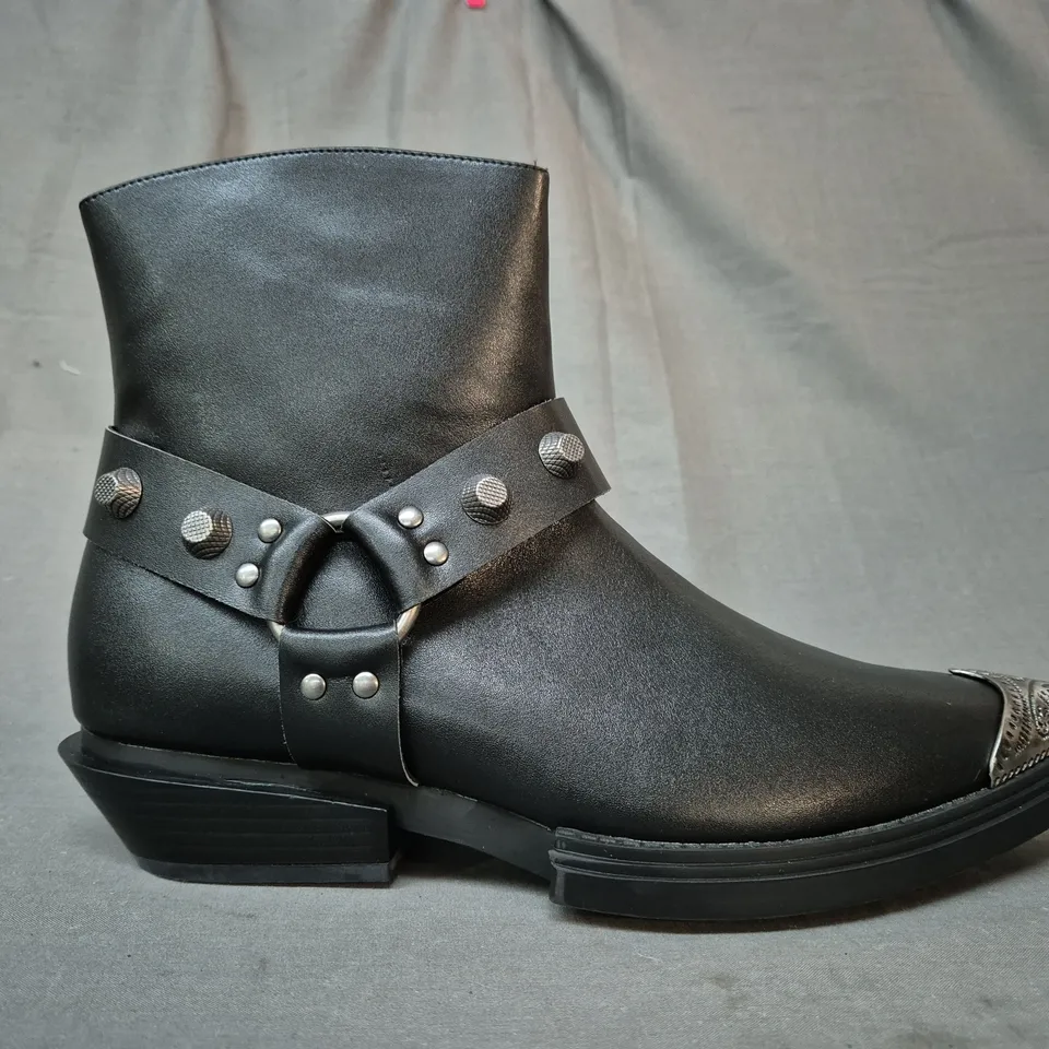 BOXED PAIR OF KOI SOULRENDER MEN'S HARDWARE COWBOY BOOTS IN BLACK/ANTIQUE SILVER UK SIZE 11