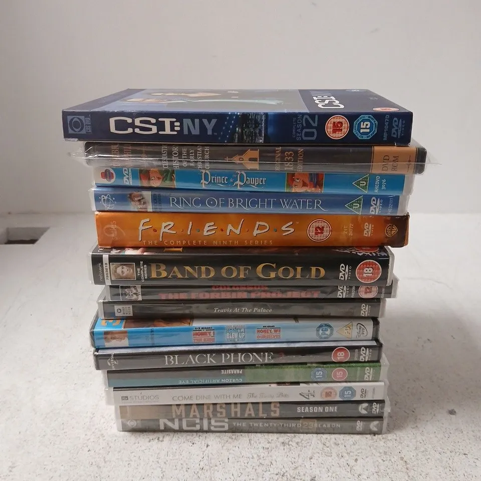 APPROXIMATELY 12 ASSORTED DVD MOVIES/SERIES SETS TO INCLUDE FRIENDS, BLACK PHONE, BAND OF GOLD ETC 