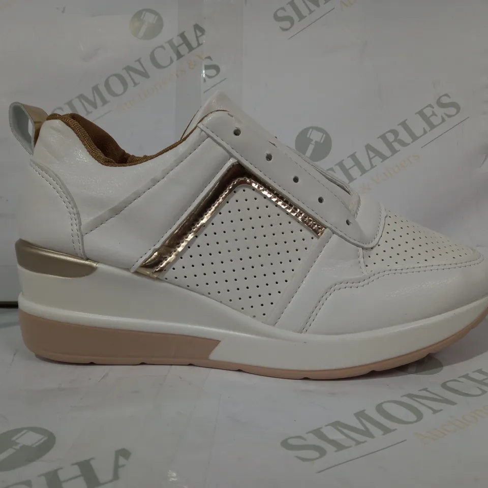 PAIR OF DESIGNER SHOES IN WHITE/METALLIC GOLD EU SIZE 37