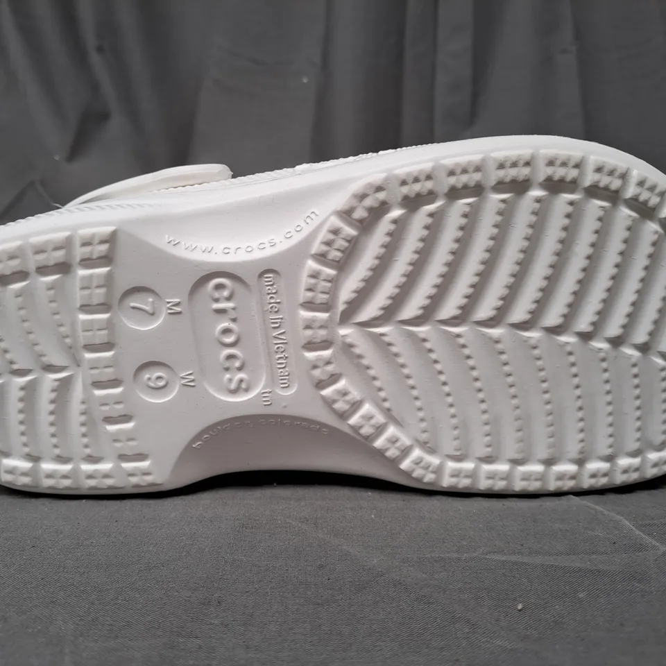 BOXED PAIR OF CROCS BAYA LINED CLOGS IN WHITE UK SIZE M6/W7