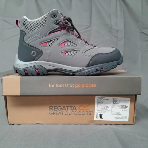 BOXED PAIR OF REGATTA WOMEN'S HOLCOMBE IEP MID SHOES IN GREY/PINK UK SIZE 5
