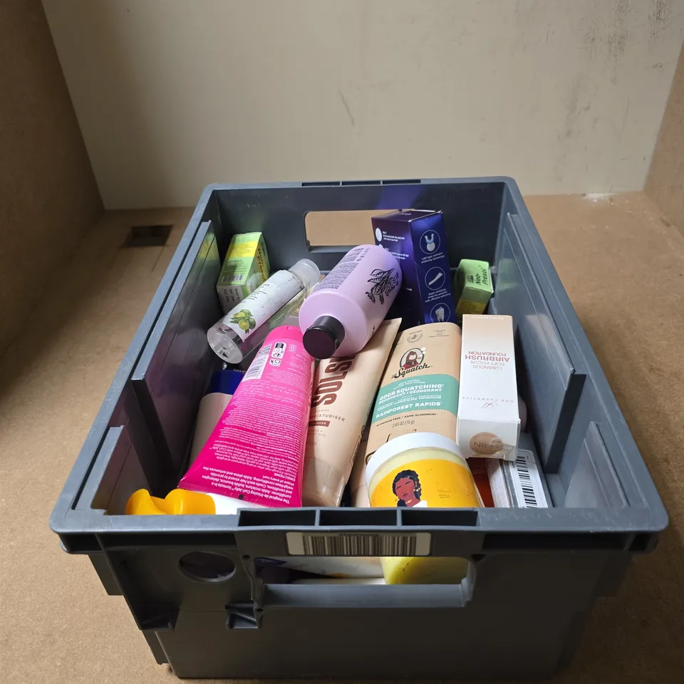 TOTE OF APPROXIMATELY 20 ASSORTED COSMETIC ITEMS TO INCLUDE UMBERTO GIANNI, TREPADORA, TEETH WHITENING STRIPS, SOLSKIN, DR SQUATCH ETC