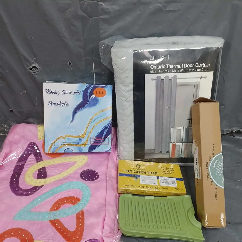 BOX OF APPROXIMATELY 10 ASSORTED ITEMS TO INCLUDE - UMLOUT ONTARIO THERMAL DOOR CURTAIN - TORCHTREE FLY CATCH TRAP - SANDCLE MOVING SAND ART - ETC