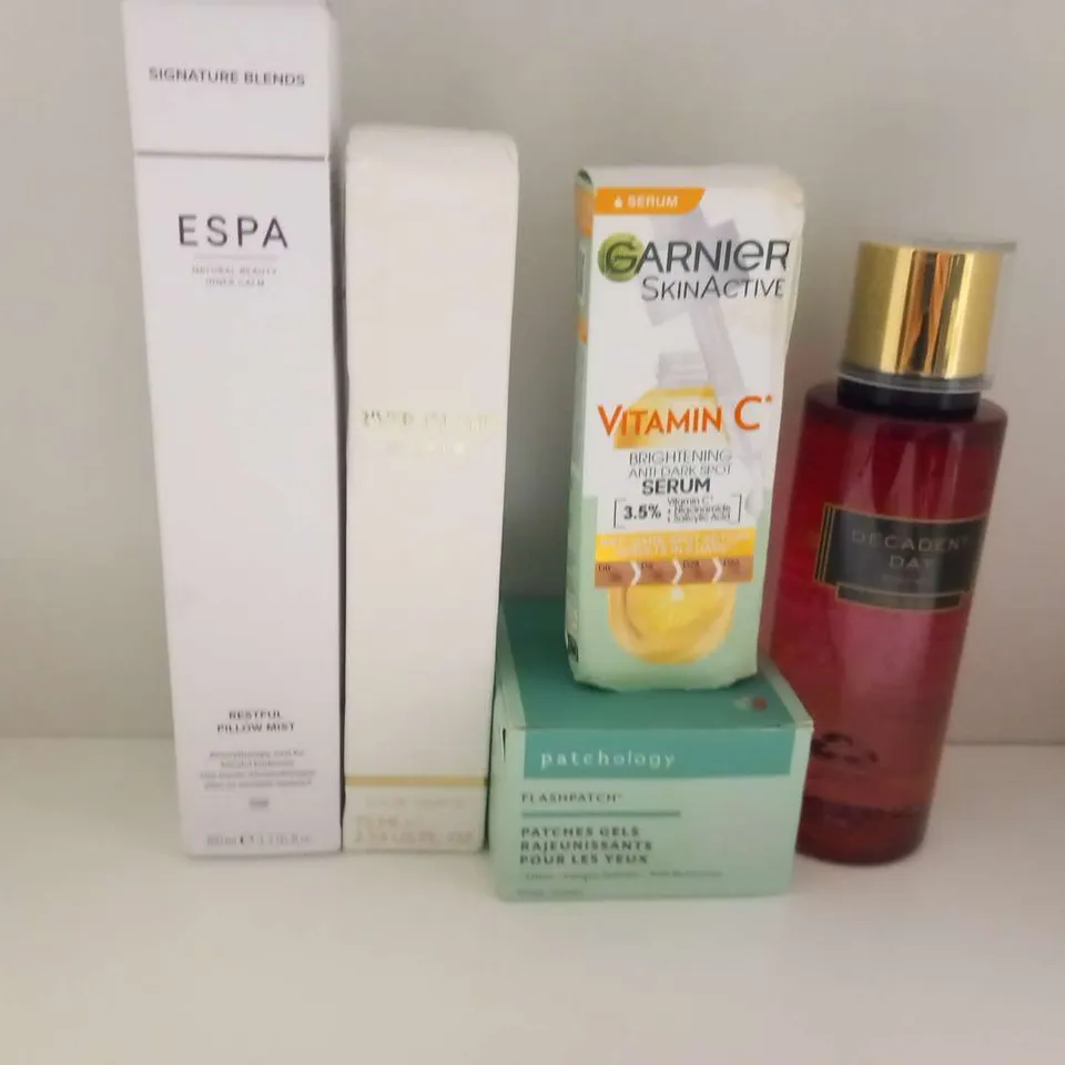 APPROXIMATELY EIGHT ASSORTED COSMETICS PRODUCTS TO INCLUDE; ST TROPEZ, RIVER ISLAND, GARNIER AND PATCHOLOGY