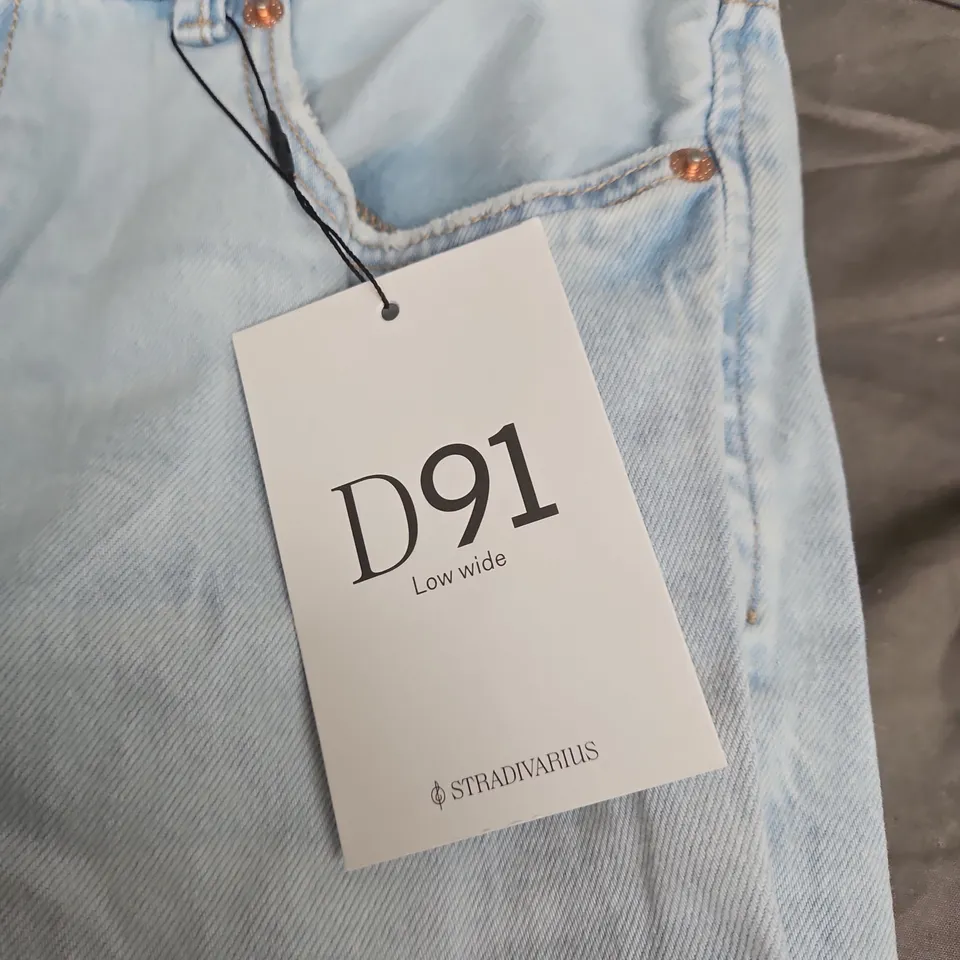 STRADIVARIUS WOMEN’S JEANS – LIGHT DENIM, D91 LOW WIDE (UK 12 / EU 40)