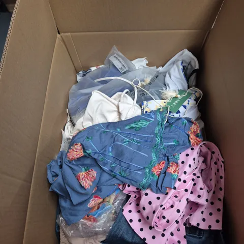 BOX OF APPROXIMATELY 25 ASSORTED CLOTHING ITEMS IN VARIOUS STYLES , COLOURS AND SIZES 