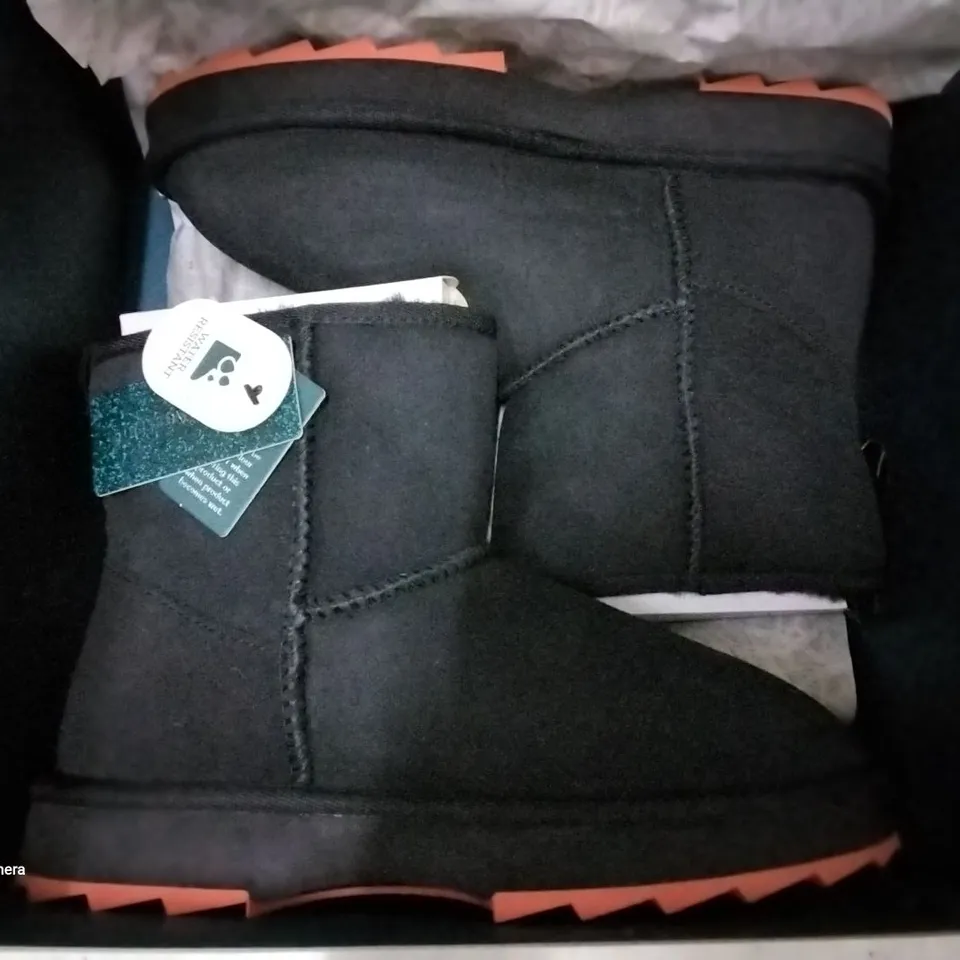 4 EMU AUSTRAILIA SHOE BOXES CONTAINING BLACK SHARKY MINI BOOTS - SIZE 6