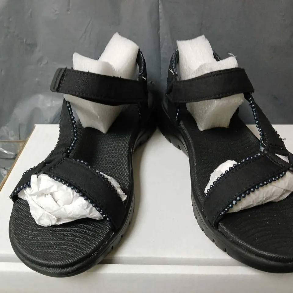 SKECHERS FLEX SANDALS IN BLACK - SIZE 4