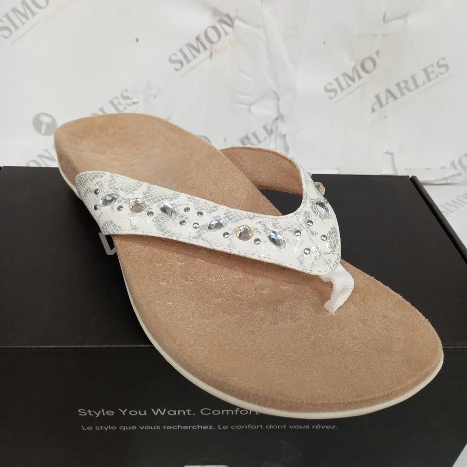 BOXED PAIR OF LUCIA SANDALS IN WHITE SIZE 7
