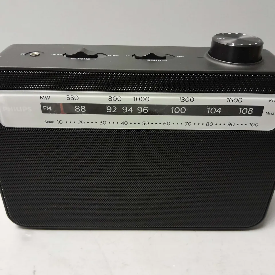 BOXED PHILIPS 2000 SERIES PORTABLE RADIO