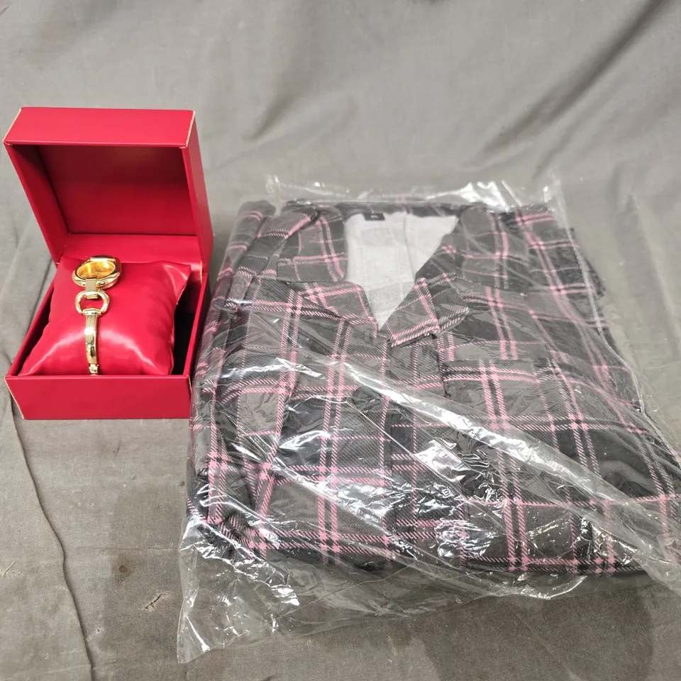 BOX OF APPROXIMATELY 10 ASSORTED HOUSEHOLD AND CLOTHING ITEMS - SIZES AND STYLES VARY