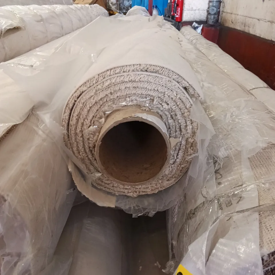 ROLL OF QUALITY ULTRA SAXONY WINTER WHITE // APPROX SIZE: 5.0 X 3.8m