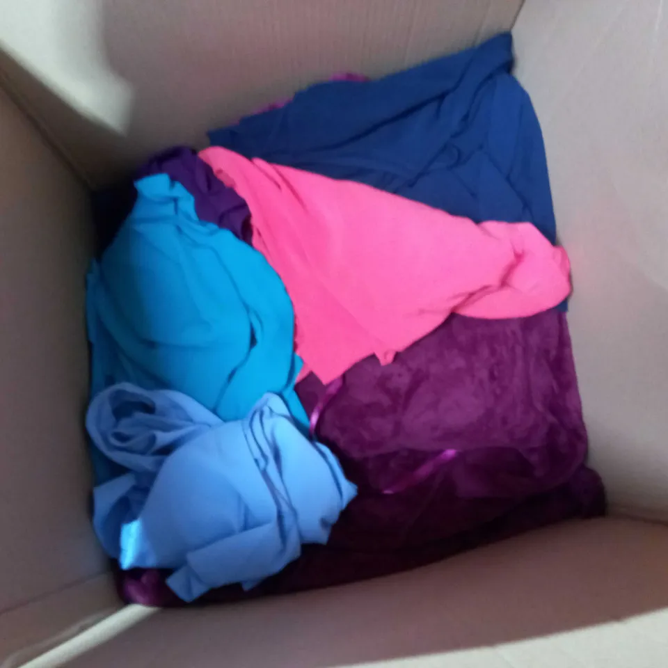 BOX OF APPROX 30 ASSORTED CLOTHING ITEMS TO INCLUDE - D&CO - KIM&CO ECT