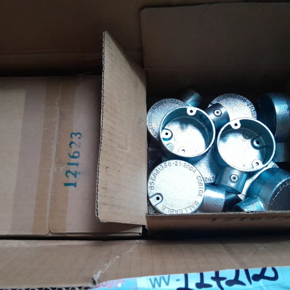 LOT OF APPROXIMATELY 100 CONLOK DEMON CAT MALLEABLE GALVANISED END BOXES - 10 BOXES OF 10