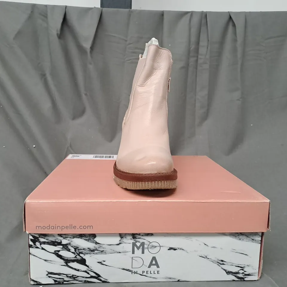 BOXED PAIR OF MODA IN PELLE AUDYN WEDGE ZIP BOOTS SIZE 7