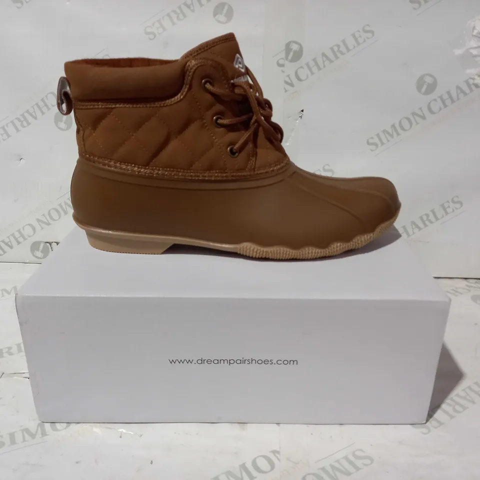 BOXED PAIR OF DREAM PARIS SHOES IN BROWN UK SIZE 8