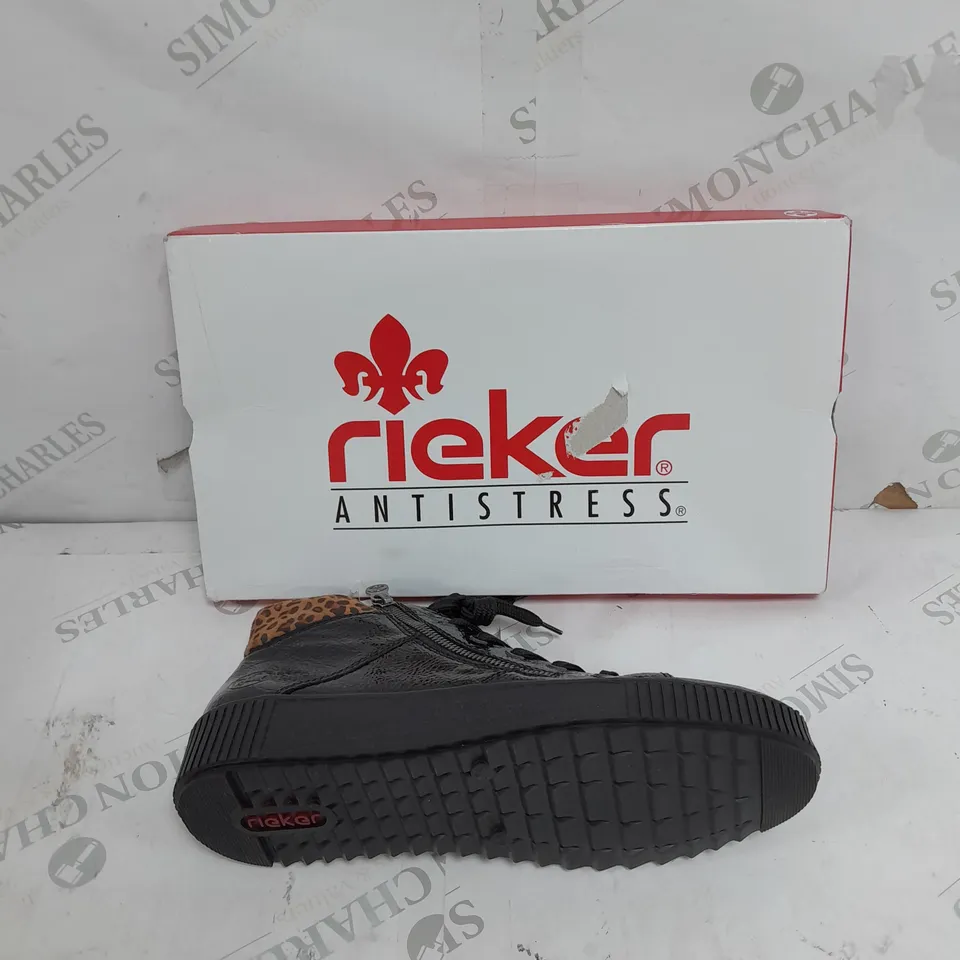 BOXED PAIR OF RIEKER HI TOP CUFF TRAINERS IN BLACK UK SIZE 6.5