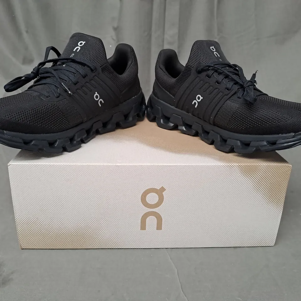 BOXED PAIR OF ON CLOUDSWIFT 3 AD SHOES IN BLACK UK SIZE 8