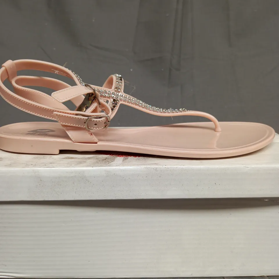 BOX OF APPROXIMATELY 10 PAIRS OF SHOES TO INCLUDE PINK SANDALS, HIGH HEELS, PEACH LOW HEELS ETC