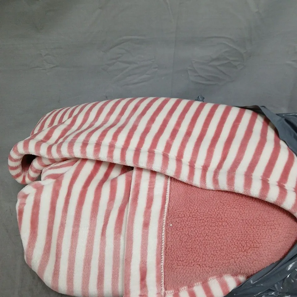 FLEECE LINED DRESSING GOWN IN PINK/WHITE - S/M