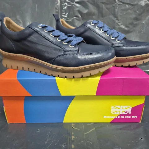 BOXED PAIR OF ADESSO LACE UP SHOES IN NAVY SIZE 6