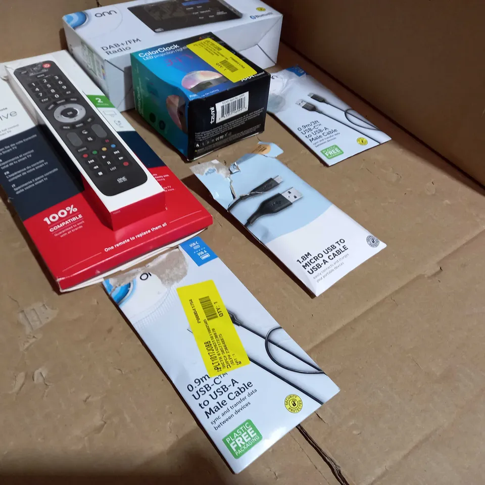 LOT OF APPROX 20 ASSORTED ELECTRICAL ITEMS TO INCLUDE: REMOTE CONTROLS, USB CABLE, RADIO 