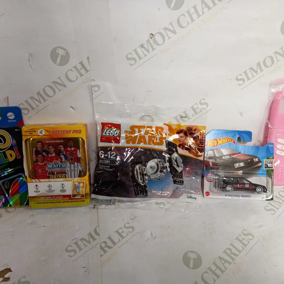 BOX OF APPROX 20 ASSORTED TOYS TO INCLUDE - UNO ALL WILD - LEGO STAR WARS 30381 - HOT WHEELS 87 FORD SIERRA COSWORTH ECT 