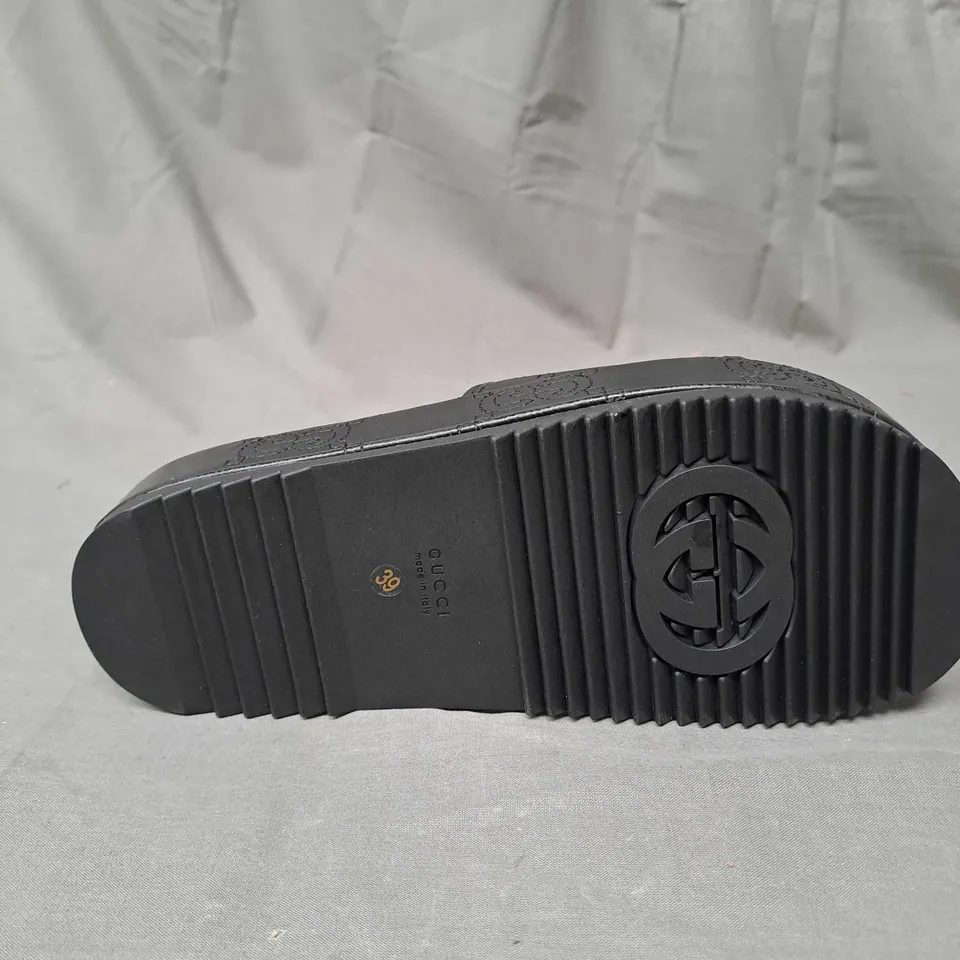 PAIR OF BLACK GUCCI SLIDES SIZE EU 39