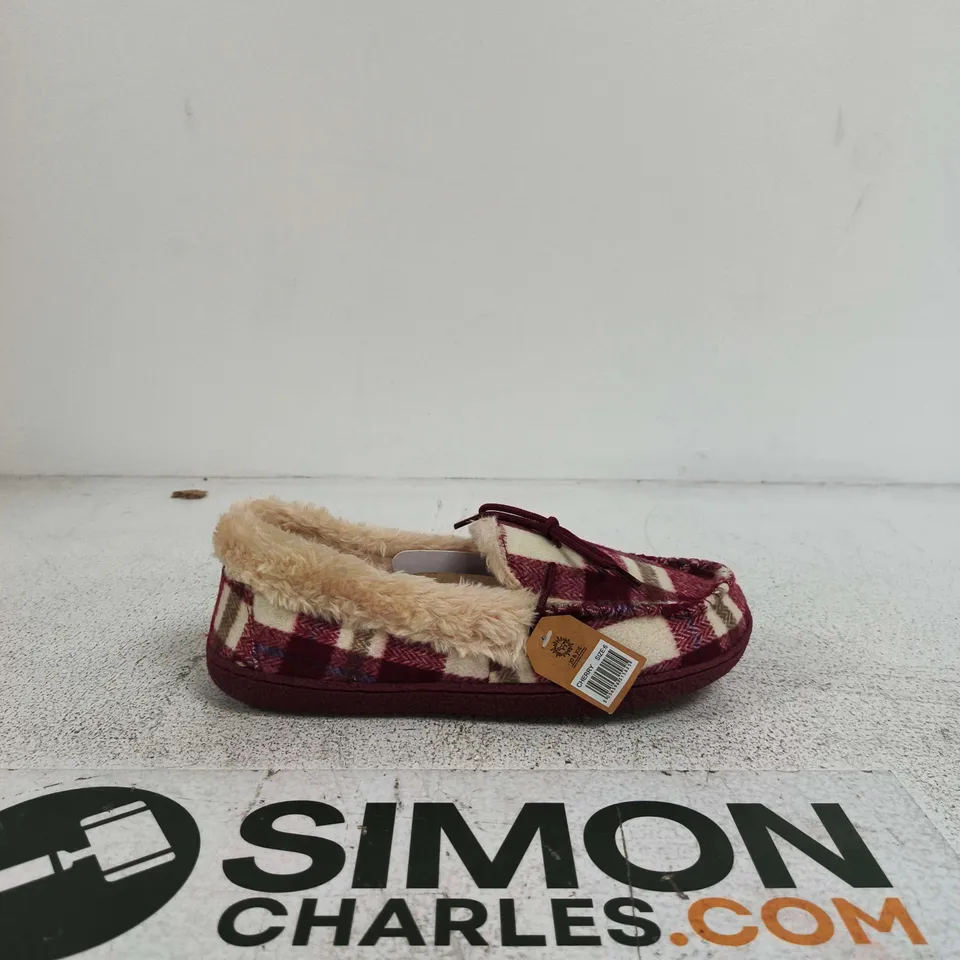 JO & JOE CHERRY SLIPPERS – UK 6, BURGUNDY PLAID WITH CREAM FAUX-FUR LINING