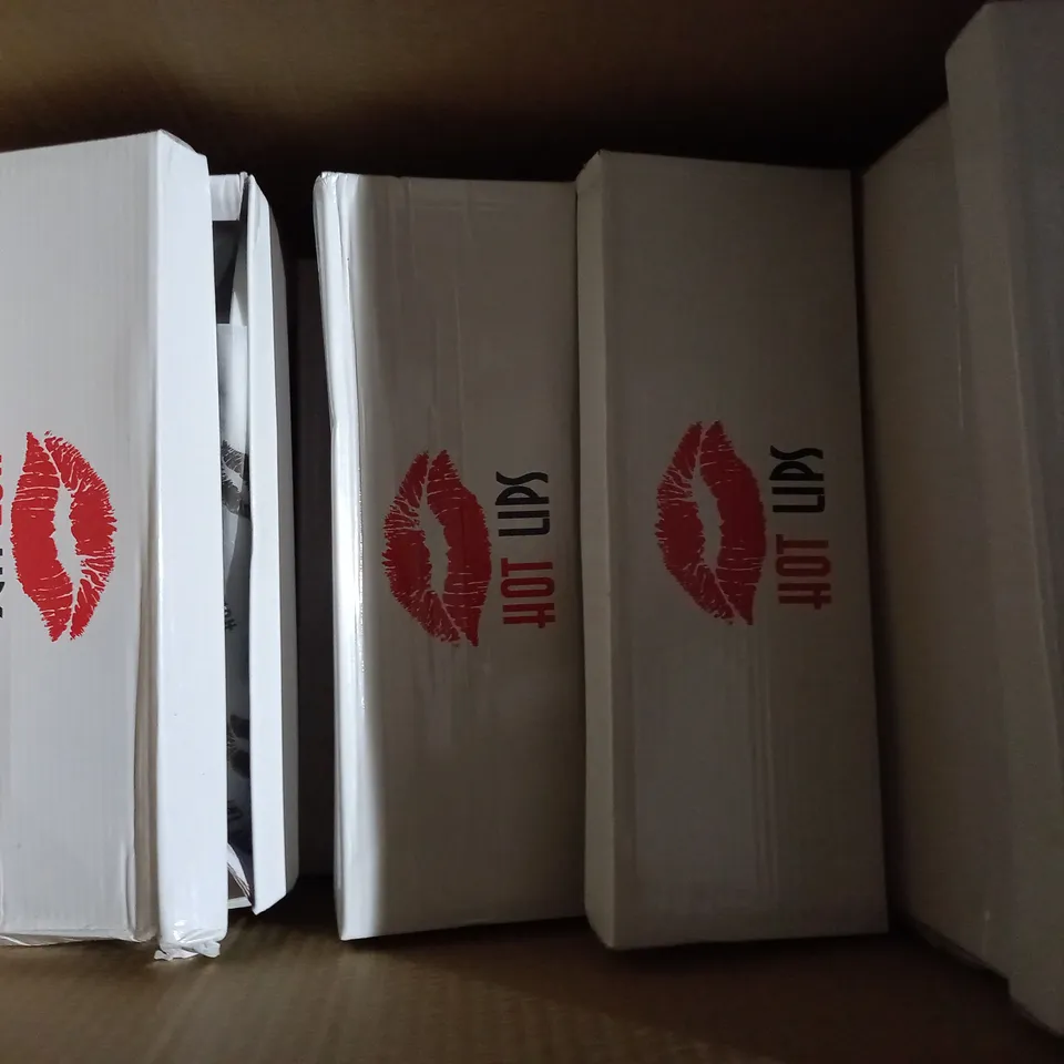 APPROXIMATELY 9 BOXED PAIRS OF HOT LIPS WHITE FLAT SANDALS IN VARIOUS SIZES TO INCLUDE SIZE 5  
