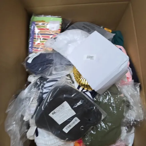 APPROX 20 ASSORTED CLOTHING ITEMS TO INCLUDE T-SHIRTS, DRESSES, SHORTS ETC