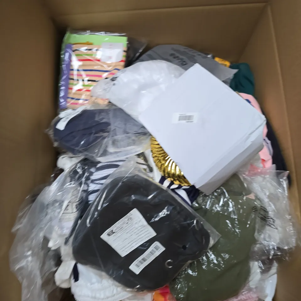 APPROX 20 ASSORTED CLOTHING ITEMS TO INCLUDE T-SHIRTS, DRESSES, SHORTS ETC