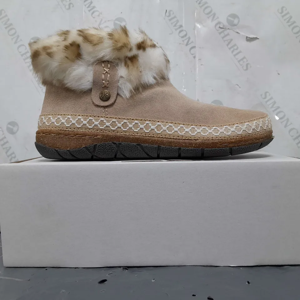 BOXED PAIR OF EARTH ORIGINALS EMMALYN BOOTIES IN BEIGE SIZE 6