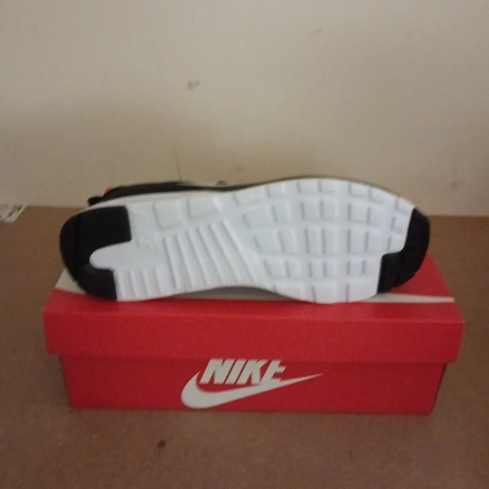 BOXED PAIR OF NIKE AIR MAX TAVAS TRAINERS IN BLACK - UK 9.5
