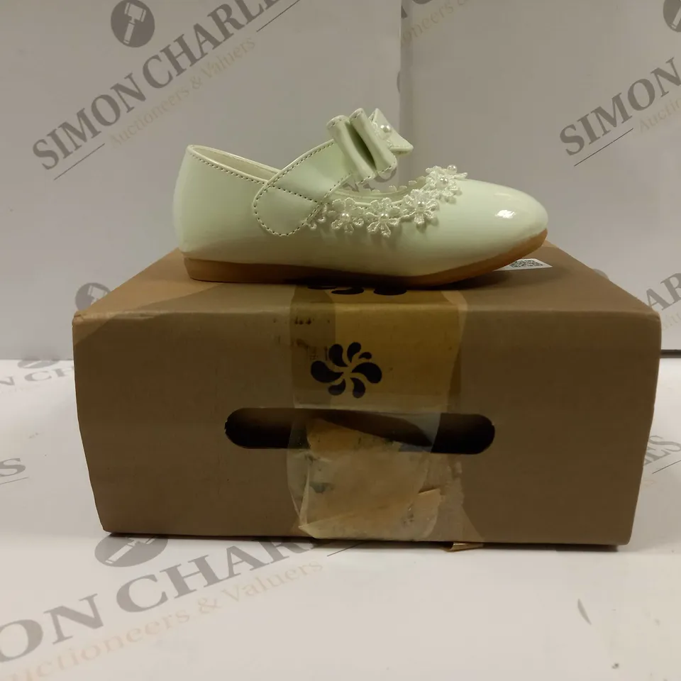 BOXED PAIR OF INFANT SHOES 
