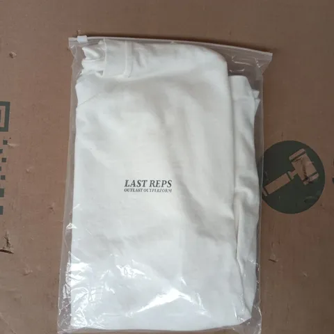 BAGGED LAST REPS OUTLAST OUTPERFORM T-SHIRT IN VINTAGE WHITE SIZE MEDIUM