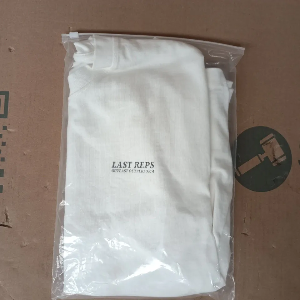 BAGGED LAST REPS OUTLAST OUTPERFORM T-SHIRT IN VINTAGE WHITE SIZE MEDIUM