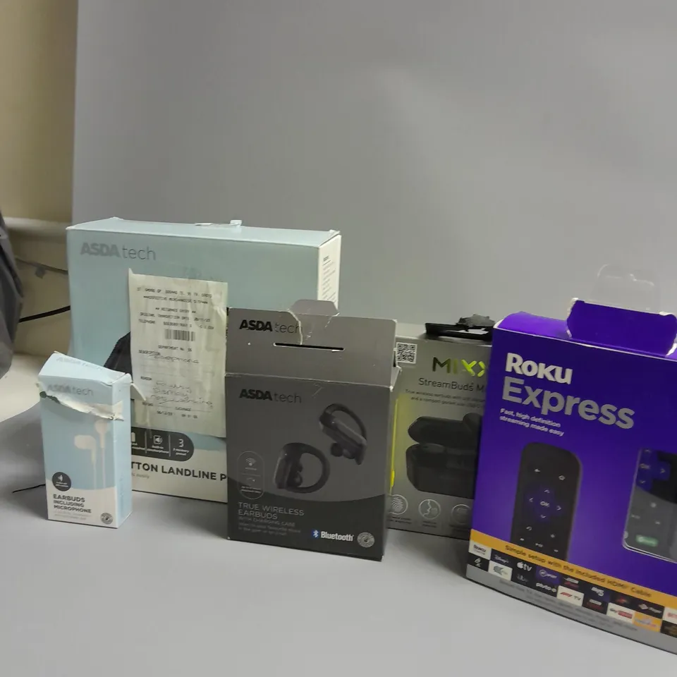 LOT OF APPROXIMATELY 10 ASSORTED ELECTRICAL ITEMS TO INCLUDE FIRE STICK , HEADPHONES AND PORTABLE CHARGERS 