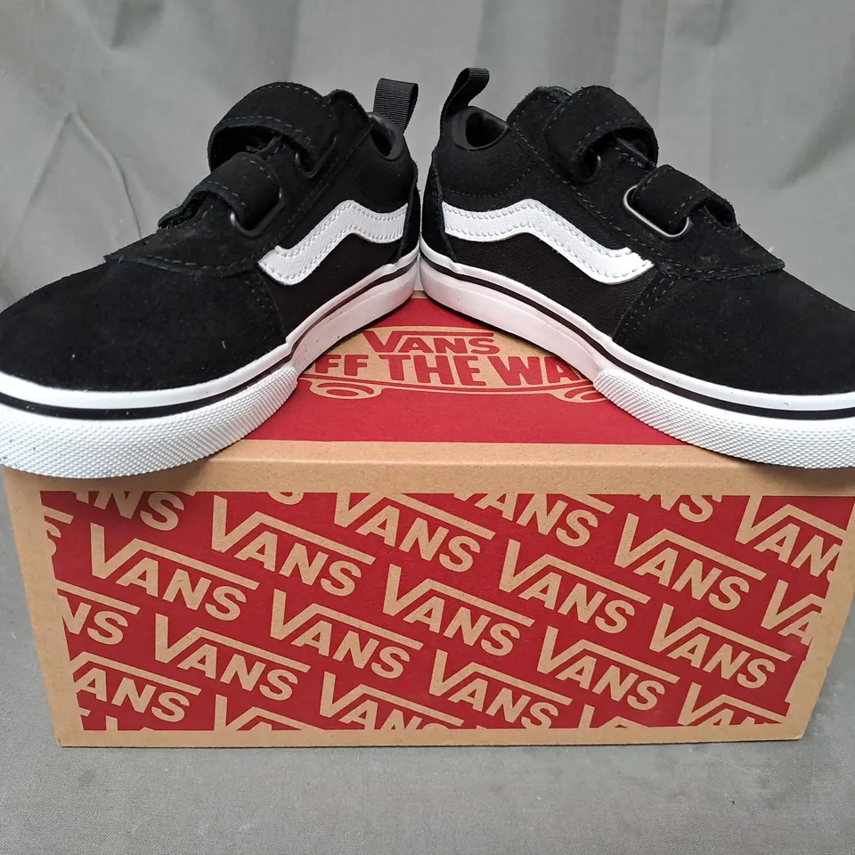 BOXED PAIR OF VANS WARD V KIDS SHOES IN BLACK/WHITE UK SIZE 9