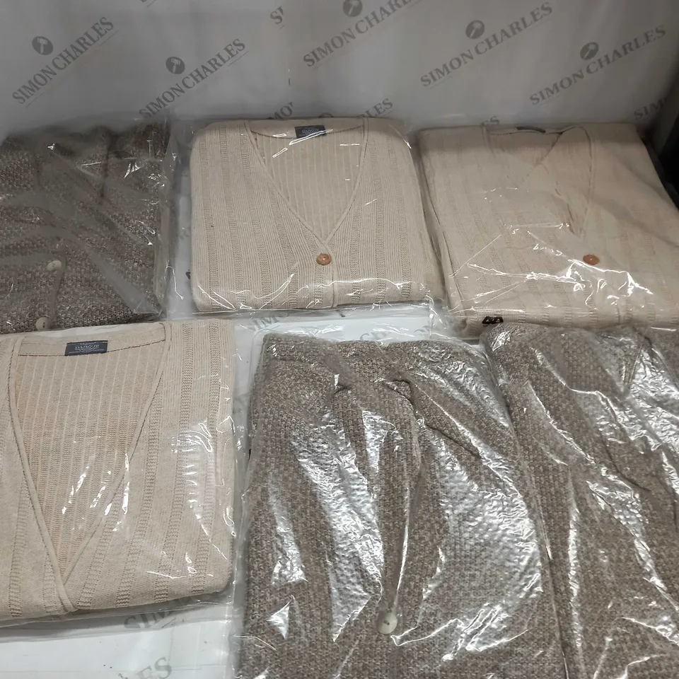 APPROXIMATELY 6 ASSORTED CLOTHING ITEMS IN VARIOUS SIZES AND COLOURS TO INCLUDE JUMPERS, SWEATERS, ETC