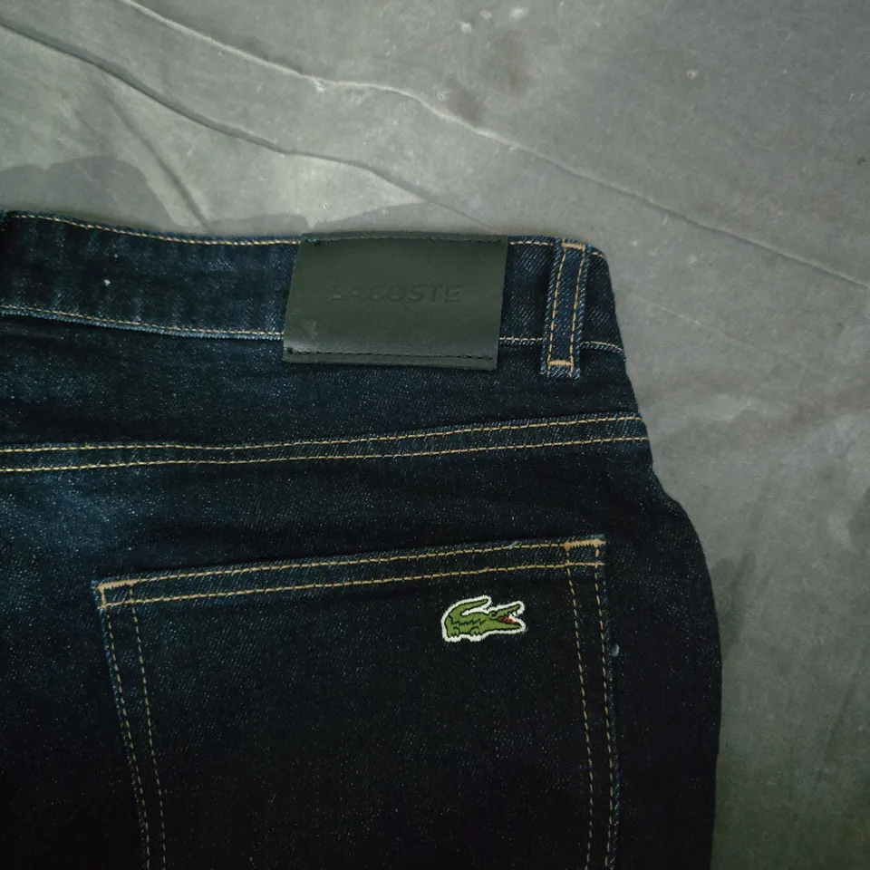 LACOSTE SLIM FIT JEANS – DARK INDIGO DENIM, WAIST 33 (UK 33)